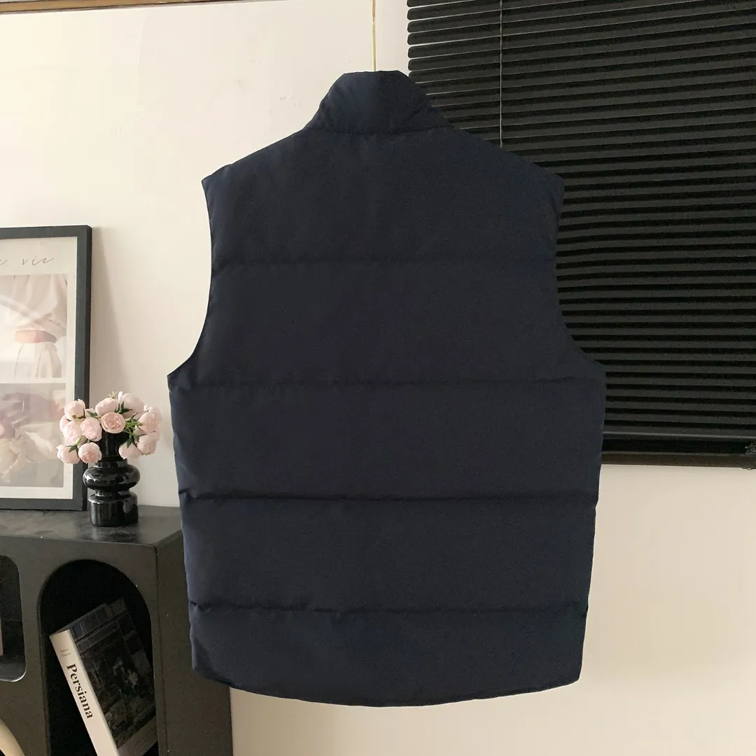 Style number: Y 138 𝑪𝒂𝒏𝒂𝒅𝒂 𝑮𝒐𝒐𝒔𝒆Canada Goose counter level! Canadagoose/Canada Goose New Arrival "2078APPSeries" down vest for men and women Material list: 1⃣ Original custom-made double plain 9500-100% nylon nylon fabric 2⃣ Original YKK zipper, non-sub-factory product 3⃣ National standard 80% white duck down from Guangzhou Inspection, (zp uses 80% white duck down/any boasts of 90% are fake) Material analysis characteristics: 1⃣ Original factory/9500-100% nylon 100% nylon Lurex yarn is actually 100% nylon, which is rarely pure now. Most of them are mixed with cotton thread or polyester. Our top original version is developed in accordance with ZP and uses the same material. 2⃣ As we all know, the original version uses 80% white duck down. The fill power refers to the cubic inches of volume occupied by each ounce (30 grams) of down under certain conditions. If the space occupied by one ounce of down is cubic inches, the fill power of the down is called . So we can simply understand it as: fill power is the volume of down, and the volume of down is fill power. The higher the fill power of down, it means that under the same filling amount, down can fix a larger volume of air layer to keep warm and insulate, so the warmth retention of down is better. Size:XS-2XL Color: Navy Blue Beige Gray Black Label Gray Red Label Black Red Label Black Black Label Red Blue Pink